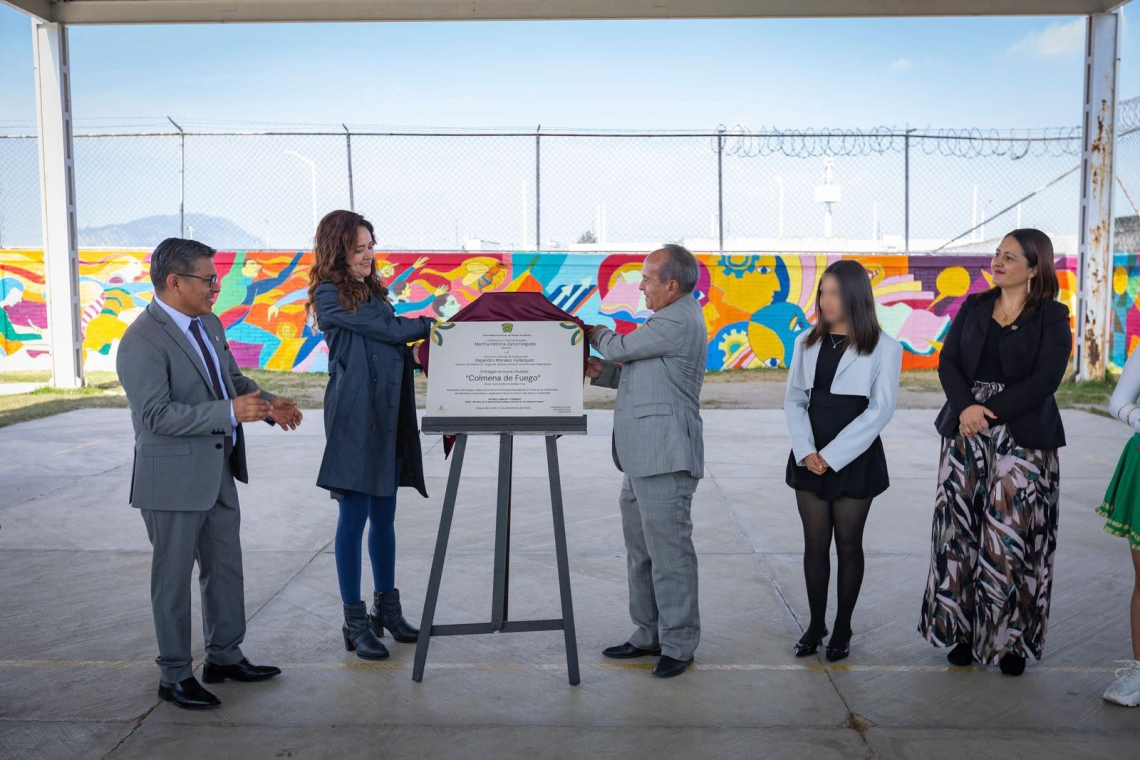 Comunidad de Prepa 5 de la UAEMéx da vida al mural “Colmena de Fuego”