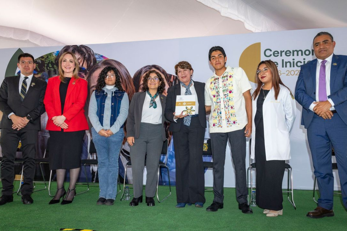 Rectora Paty Zarza entrega a la gobernadora Delfina Gómez  la propuesta de Reforma a la Ley de la UAEMéx,  una propuesta construida en comunidad