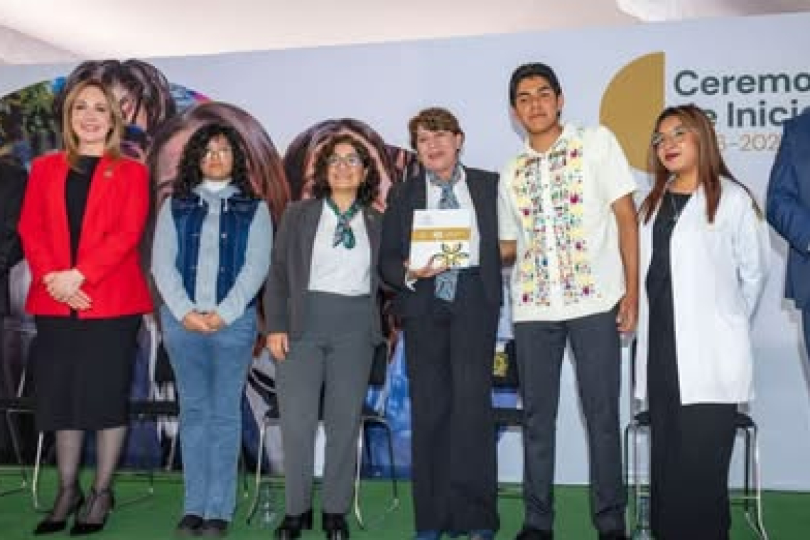 Rectora Paty Zarza entrega a la gobernadora Delfina Gómez la propuesta de Reforma a la Ley de la UAEMéx, una propuesta construida en comunidad